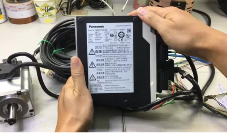 nhân viên catec đang sửa servo panasonic