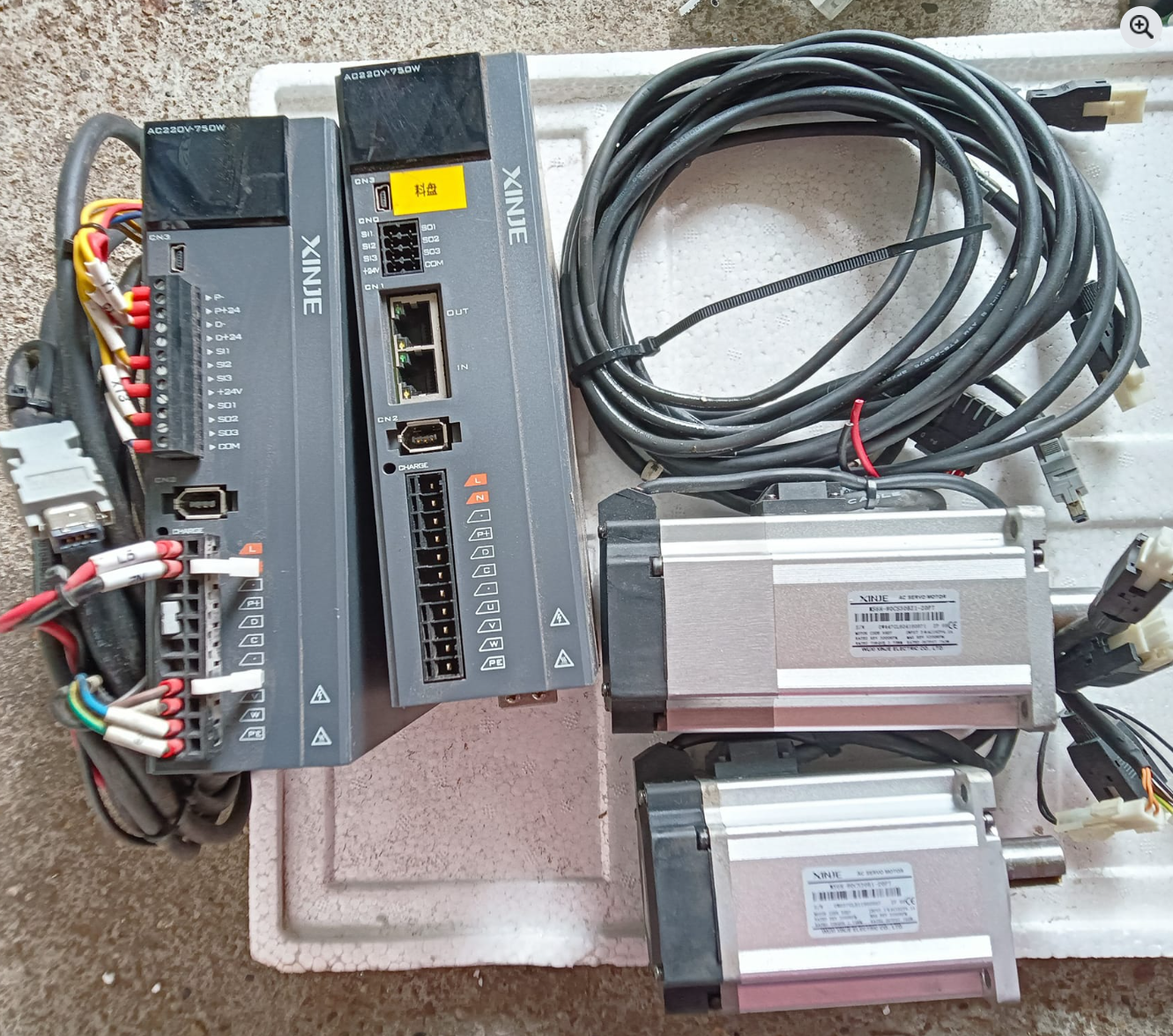 nhân viên công ty catec đang sửa servo trung quốc
