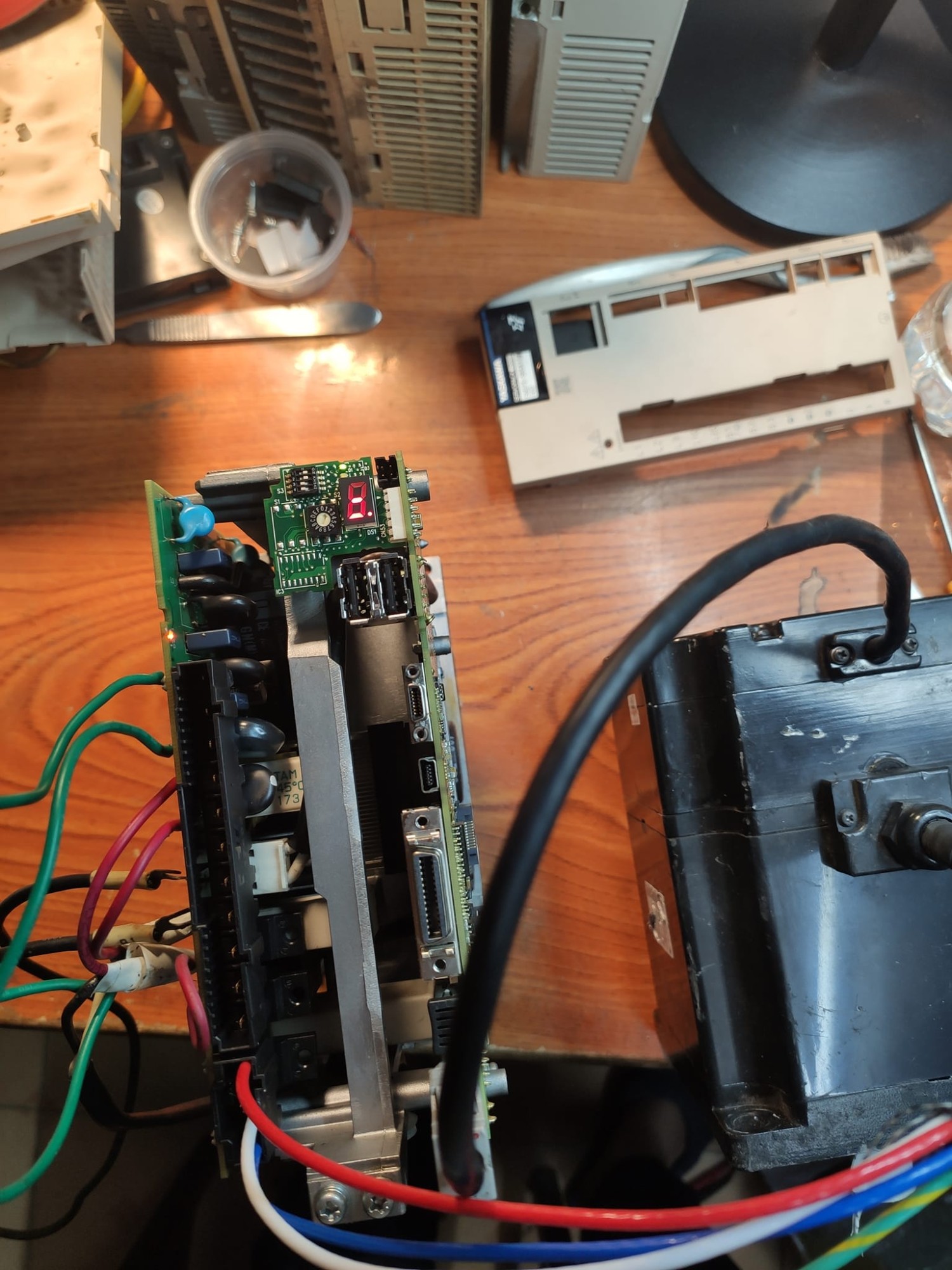 nhân viên catec sửa servo yaskawa