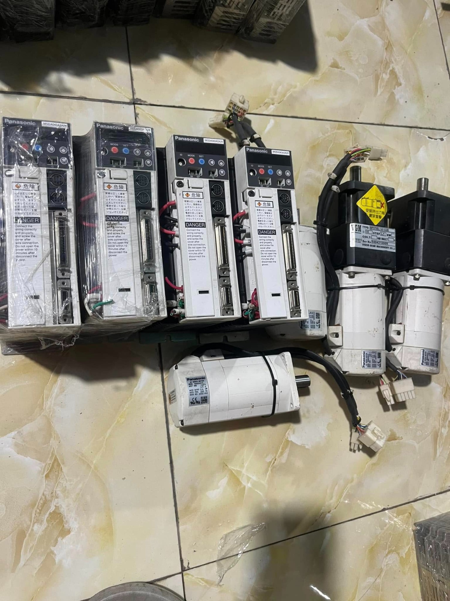 nhân viên catec đang sửa servo panasonic