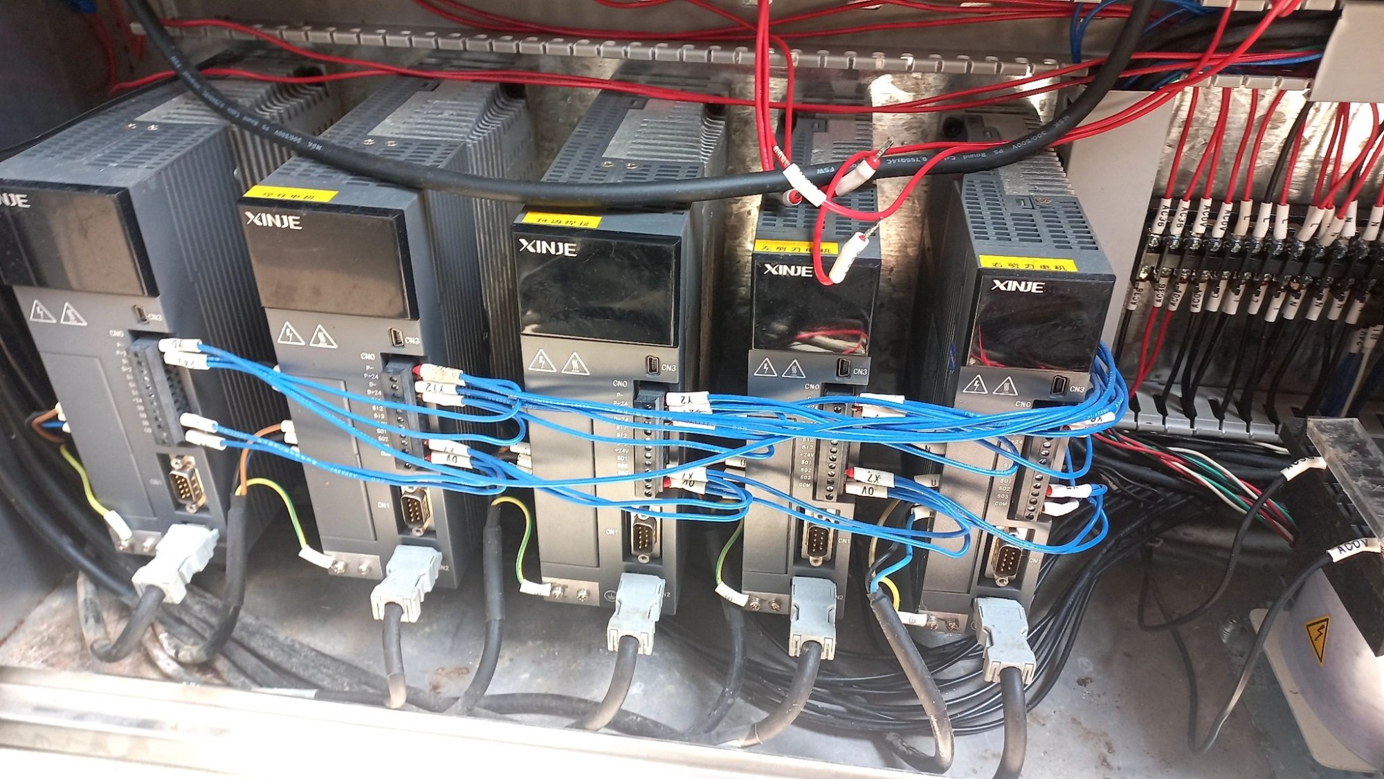 nhân viên công ty catec đang sửa servo trung quốc