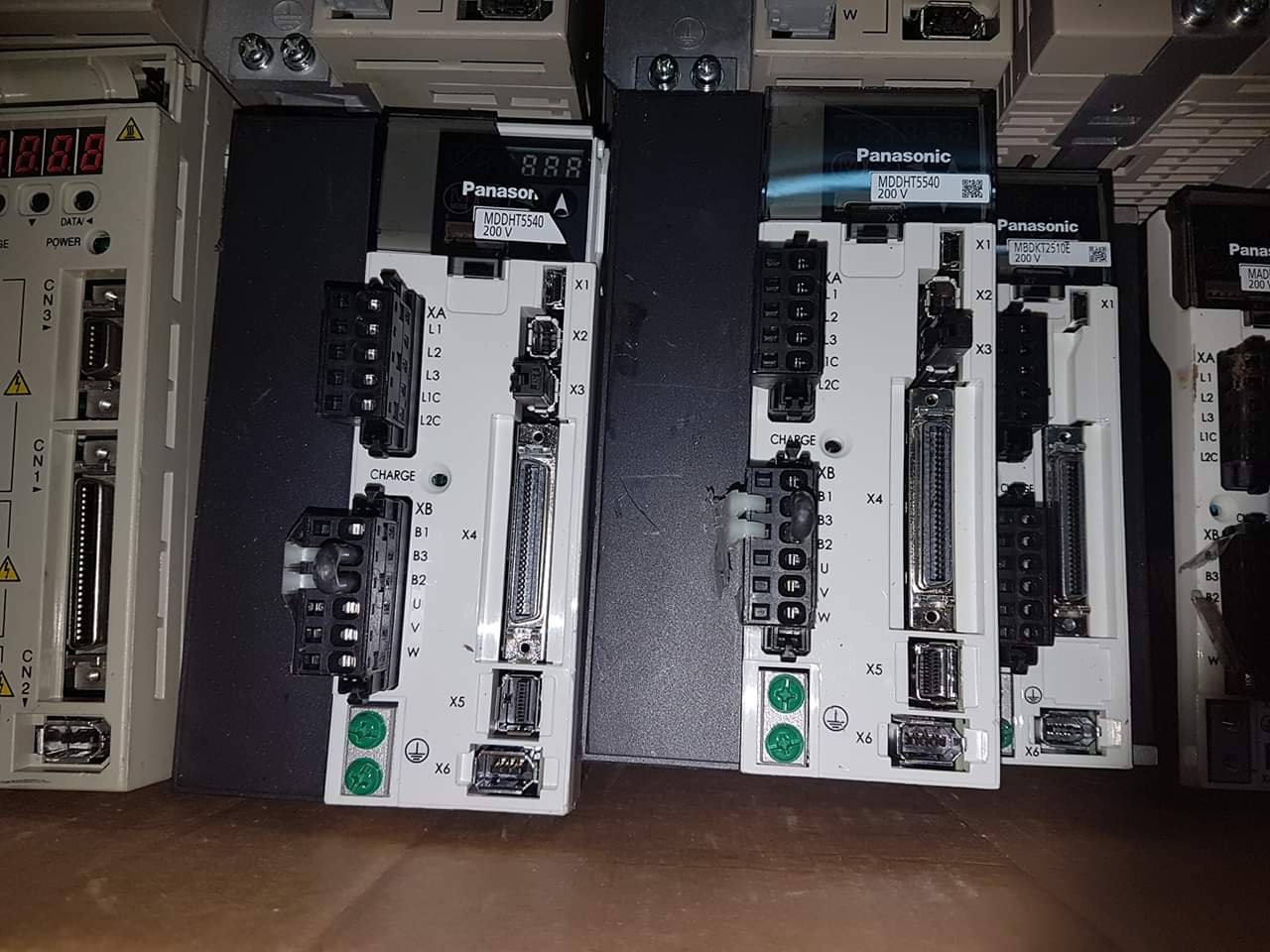 nhân viên catec đang sửa servo panasonic