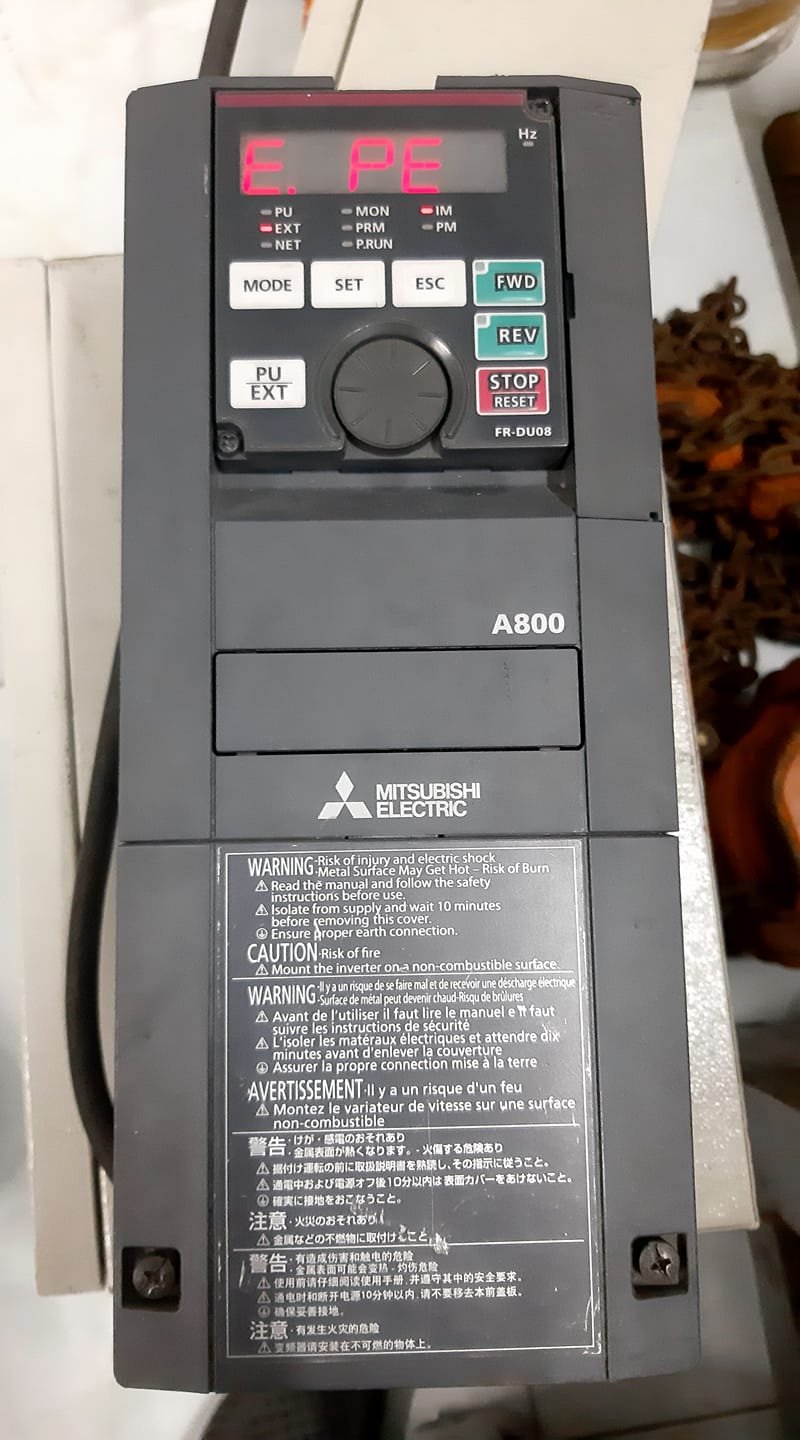 Sửa biến tần Mitsubishi FR-E800 báo lỗi quá tải: Nguyên nhân và cách khắc phục