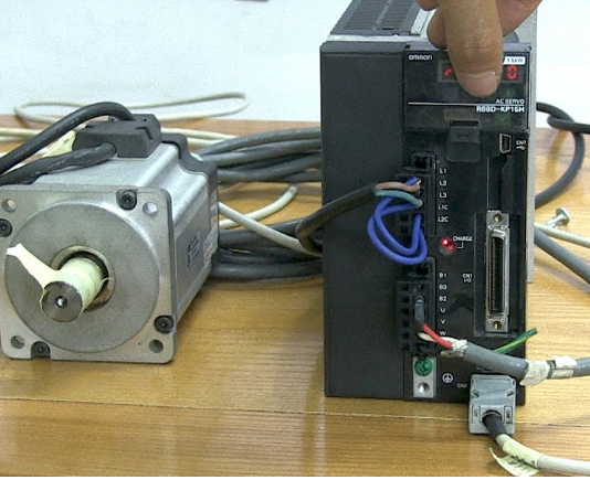 Catec Sửa motor servo Omron R88M hư encoder – Giải pháp tối ưu cho dây chuyền công nghiệp
